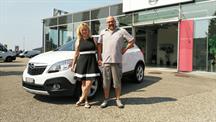 Frau Theubet und Herr Mäder aus Tavannes mit ihrem Opel Mokka